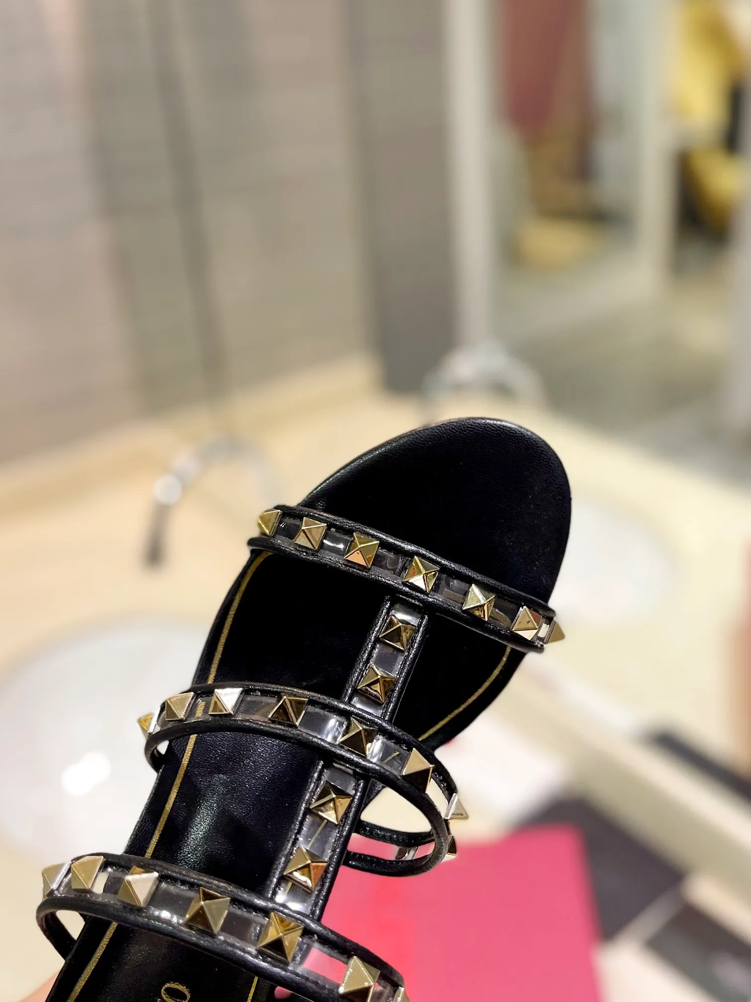👟👟Ex-factory price 500👟👟 𝑉𝐴𝐿𝐸𝑁𝑇𝐼𝑁𝑂 Valentino ♡ͥ | ²º²⁴💫Purchasing agent level🔍Same color The classic king-shaped slippers with crystal heels are also so beautiful The particularly high-quality hardware brings out a full sense of high-end. After putting it on your feet, you will be stunned and look super slim! The new season lives up to expectations! Worth buying ★Imported cowhide is absolutely high-grade ❥Original method is absolutely sensual ❥Elegant style creates a different feeling🙈 Simple temperament style!  ♡ show bdetails ———————————— ⊿▸: Size｜35-40 (customized at 40.41.42) ⊿▸: Material｜Imported sheepskin + Pvc ⊿▸: Material | Padded sheepskin ⊿▸: Material | Italian🇮🇹 genuine leather outsole ⊿▸: Heel height｜6cm